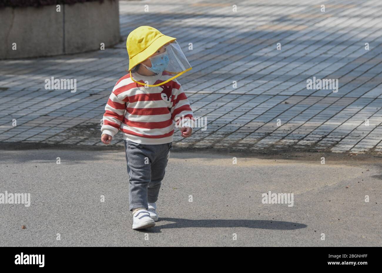 Wuhan, la province chinoise de Hubei. 22 avril 2020. Un enfant visite le zoo de Wuhan à Wuhan, dans la province de Hubei en Chine centrale, le 22 avril 2020. Le zoo a rouvert mercredi au public de manière ordonnée avec des mesures strictes prises pour lutter contre la COVID-19. Les touristes sont encouragés à faire des réservations en ligne à l'avance. Avant de saisir, ils doivent également présenter des codes de santé et faire contrôler leur température. Crédit: Cheng min/Xinhua/Alay Live News Banque D'Images