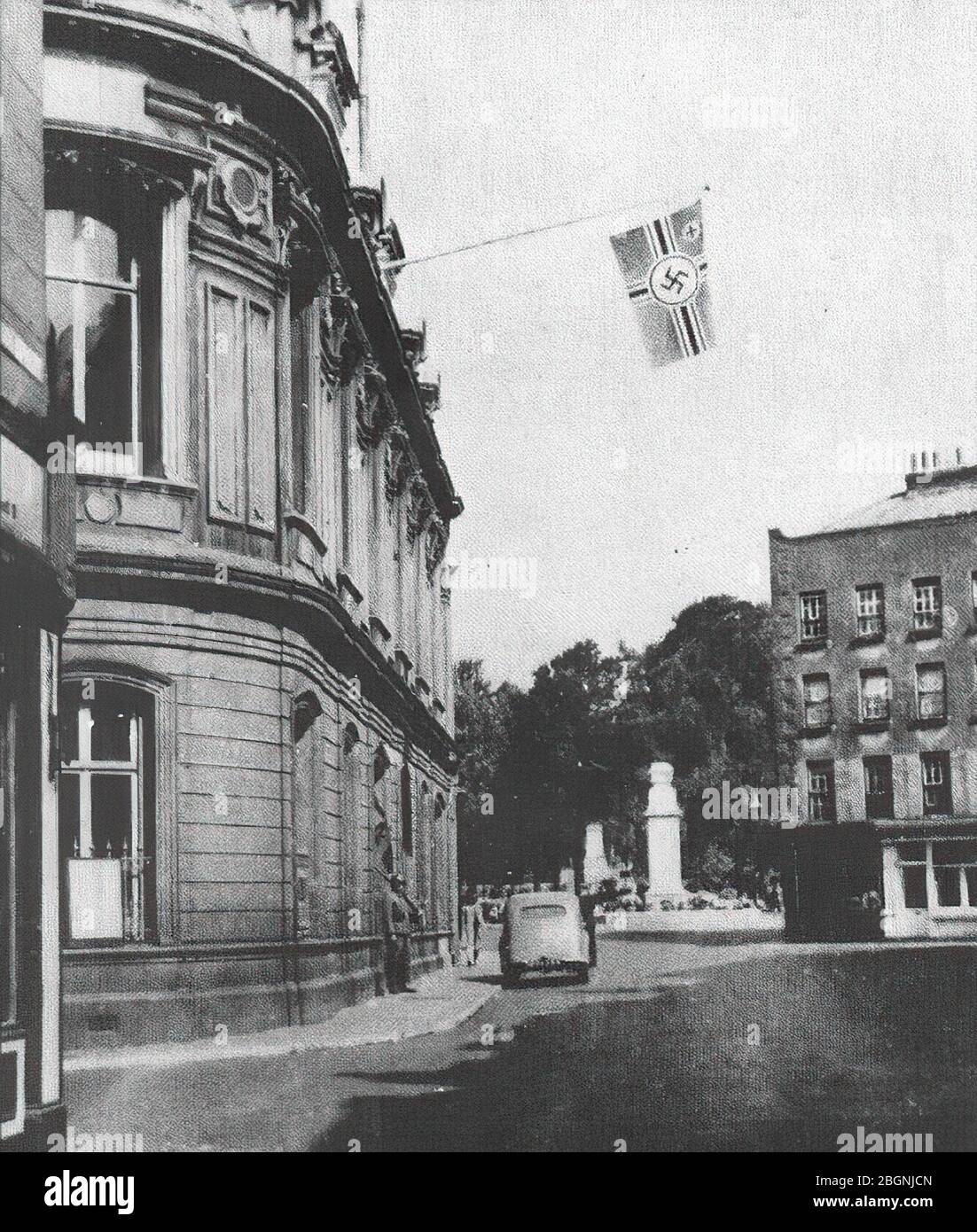 Un drapeau nazi proclame que la ville de Jersey est devenue le siège allemand de l'île Banque D'Images