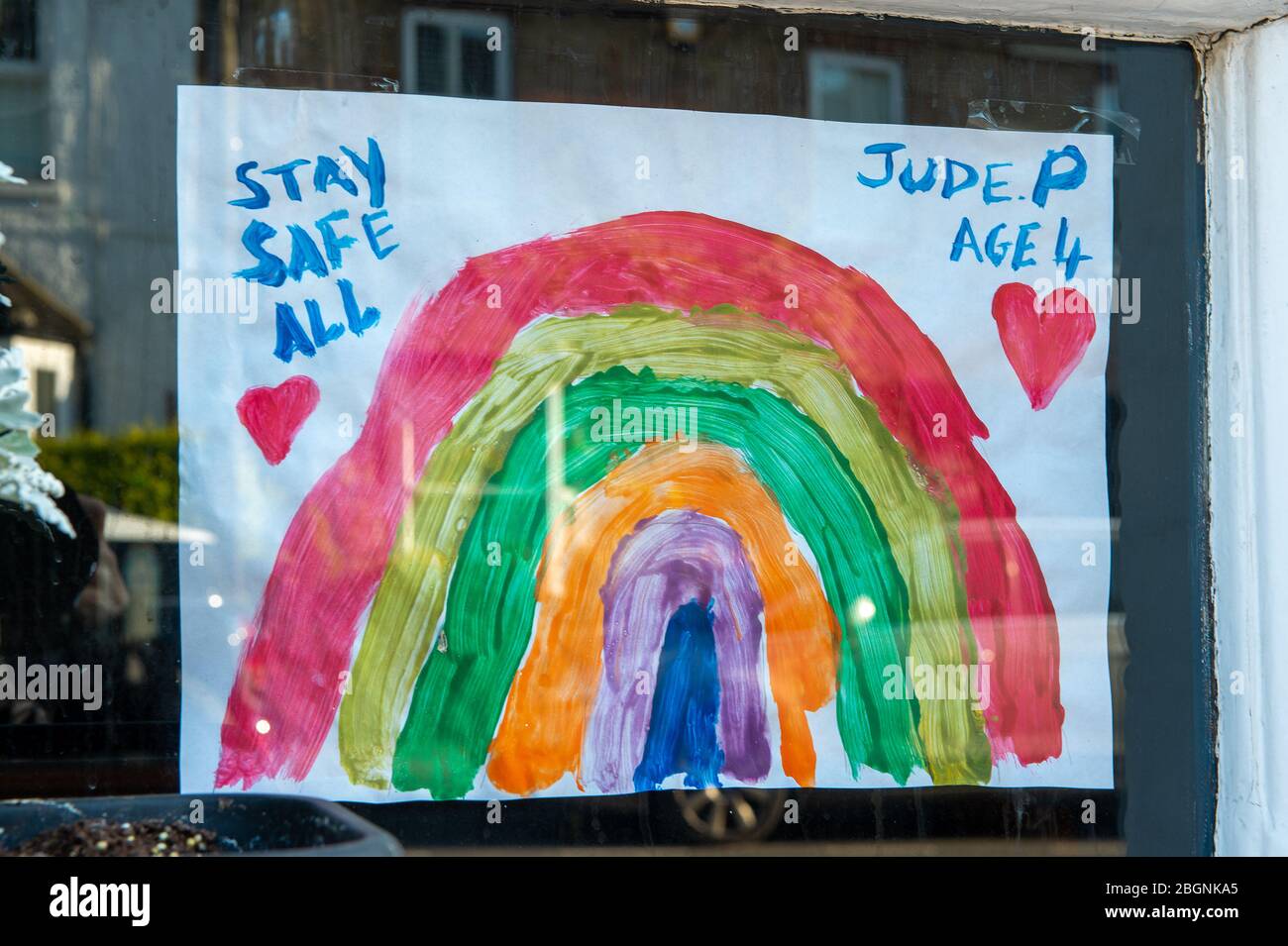 Windsor, Berkshire, Royaume-Uni. 22 avril 2020. Des dessins arc-en-ciel dans la fenêtre du pub Duke of Connaught remercient le NHS pour tout leur travail acharné pendant la pandémie de coronavirus. Crédit : Maureen McLean/Alay Live News Banque D'Images