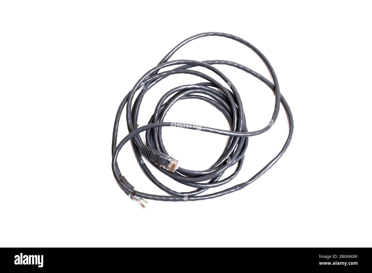 Câble gris pour connexion Internet isolé sur fond blanc Banque D'Images