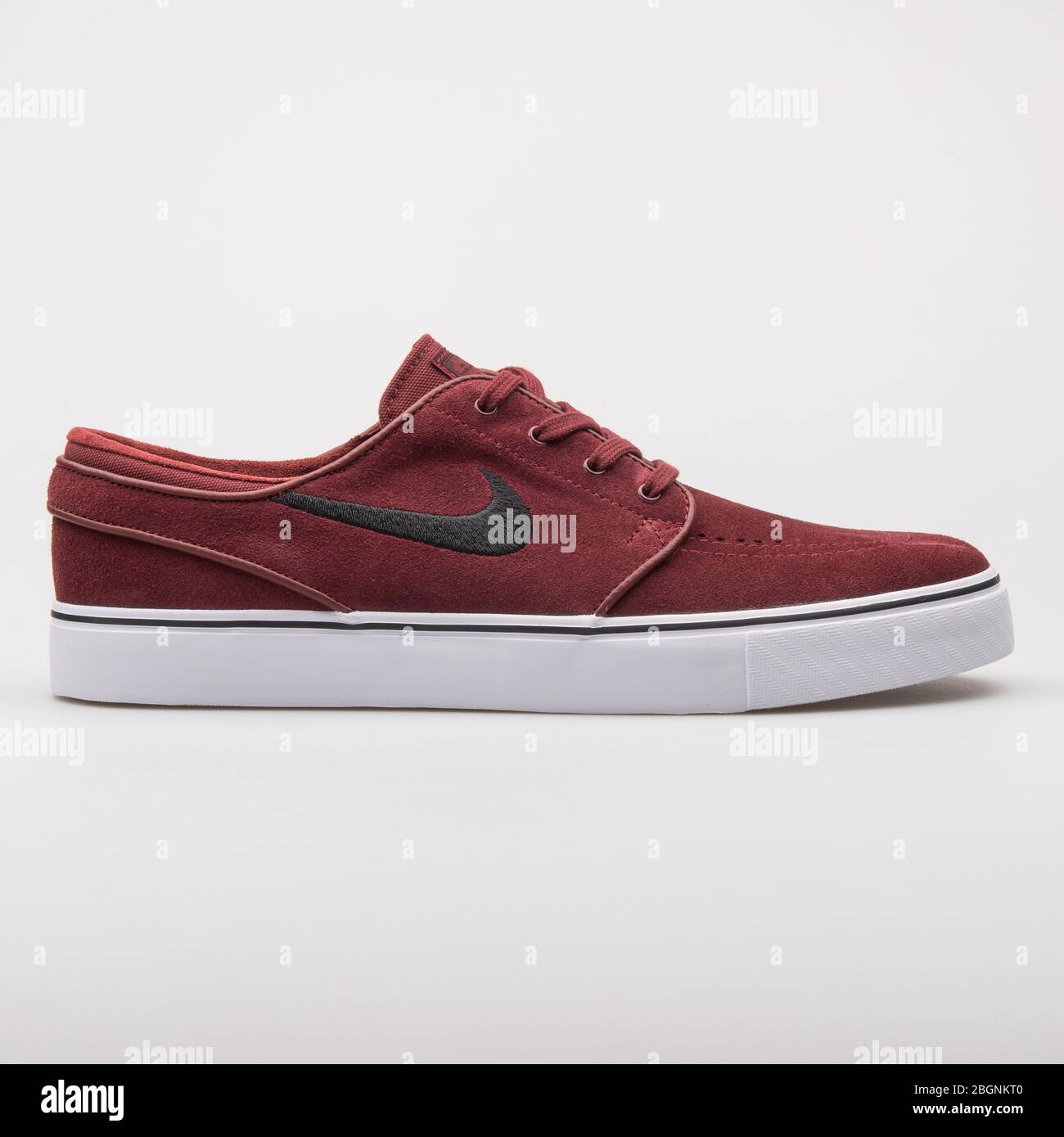 VIENNE, AUTRICHE - 6 AOÛT 2017 : sneaker noire et rouge foncé Nike Zoom  Stefan Janoski sur fond blanc Photo Stock - Alamy