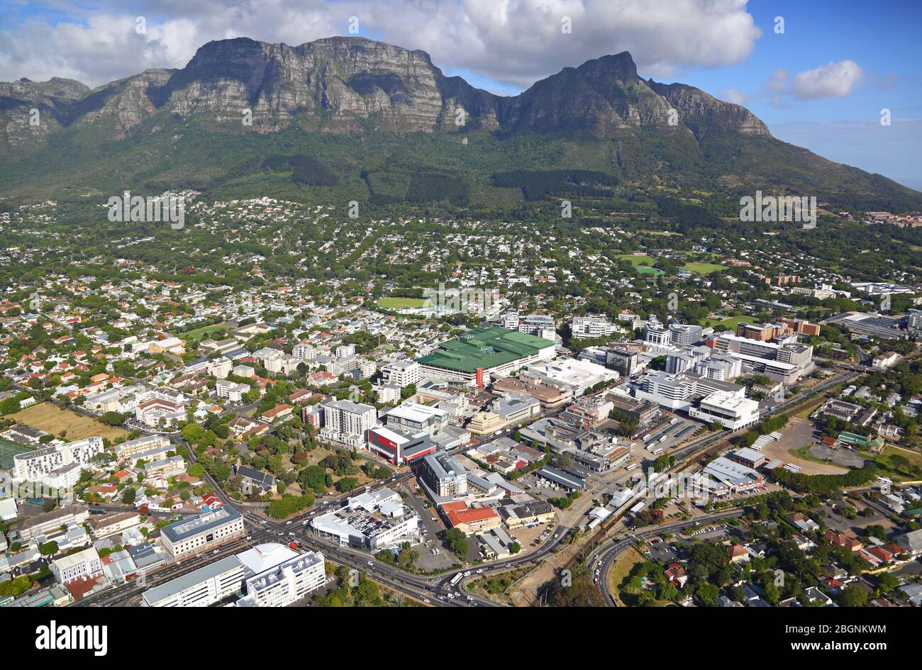 Photo aérienne du centre d'affaires de Claremont et du centre commercial de Cavendish avec Table Mountain en arrière-plan Banque D'Images