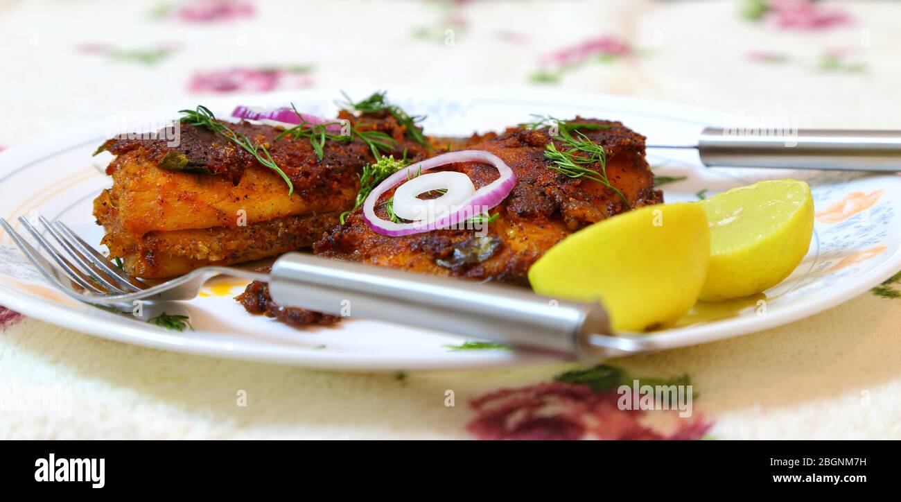 Des frites de poisson savoureuses et épicées de cuisine indienne. Banque D'Images