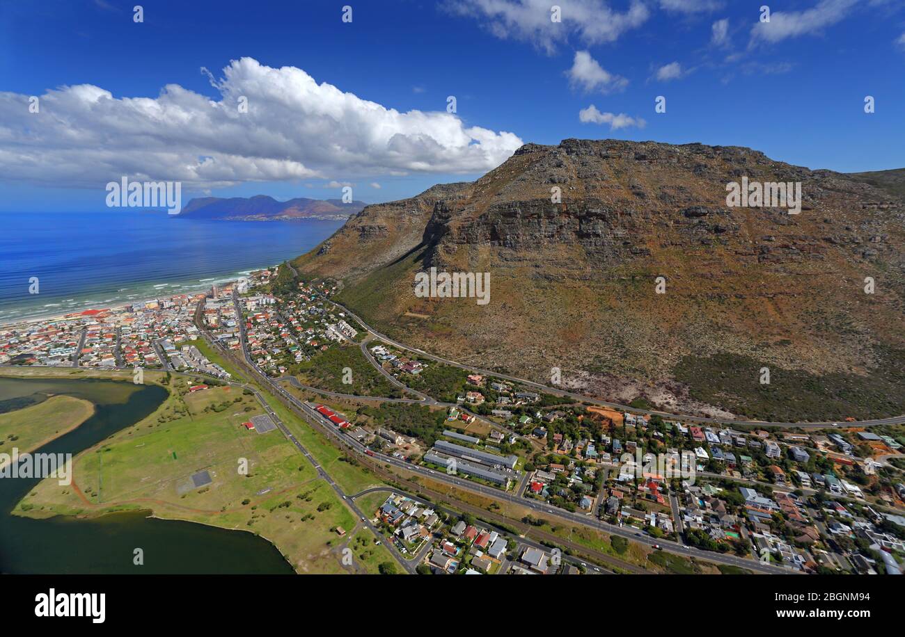 Photo aérienne de Muizenberg et Marina Da Gama Banque D'Images