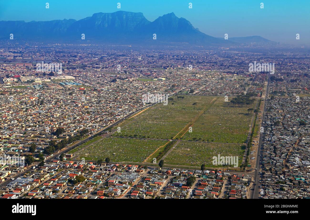 Photo aérienne de Gugulethu Cemetry avec Table Mountain en arrière-plan Banque D'Images