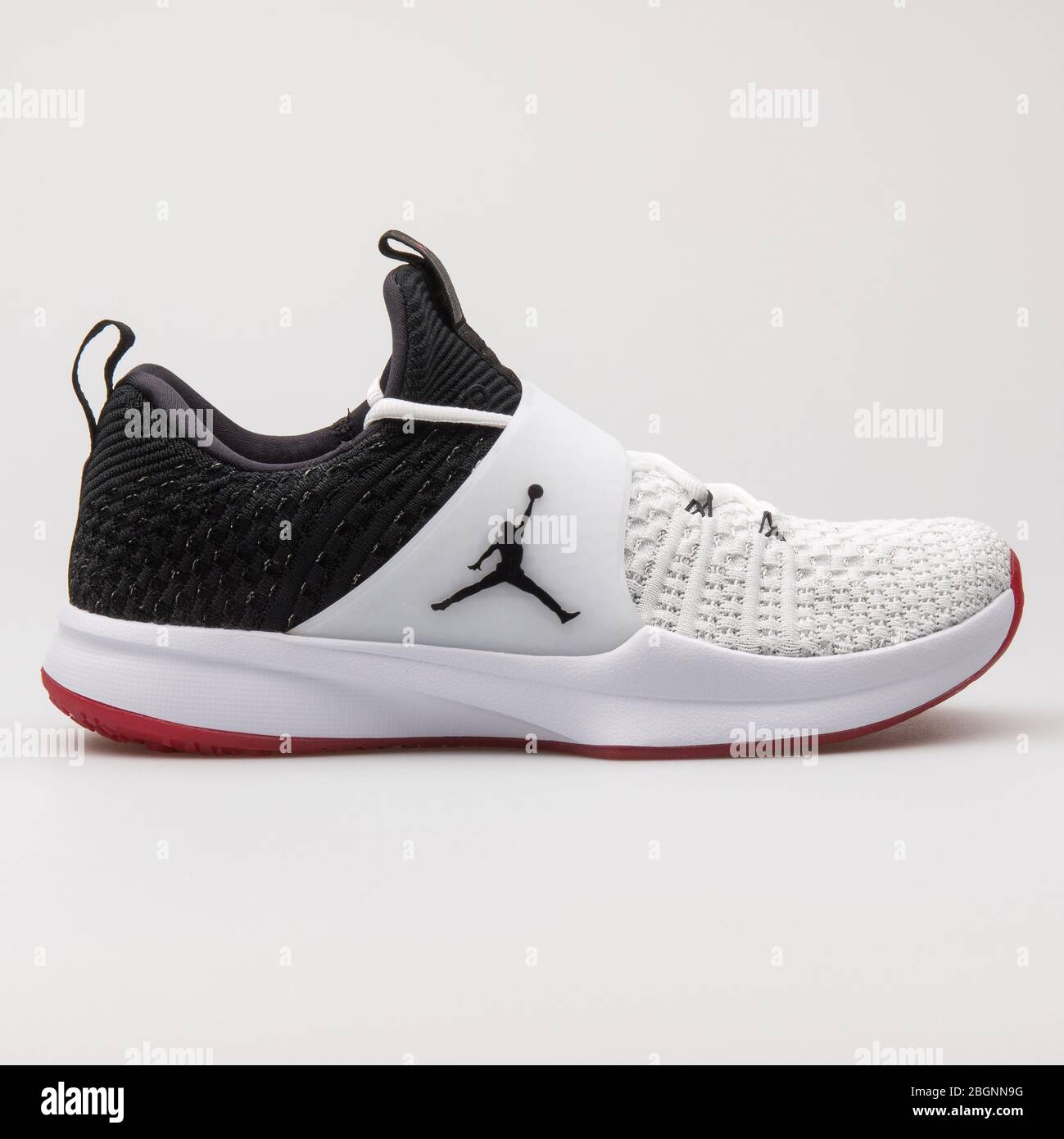 VIENNE, AUTRICHE - 16 AOÛT 2017 : sneaker Nike Air Jordan Trainer 2 Flyknit  noire et blanche sur fond blanc Photo Stock - Alamy