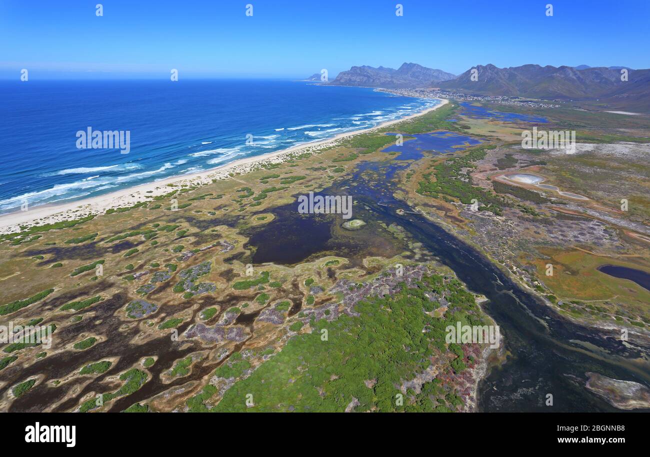 Photo aérienne de l'embouchure de la rivière Bot près de Kleinmond Banque D'Images