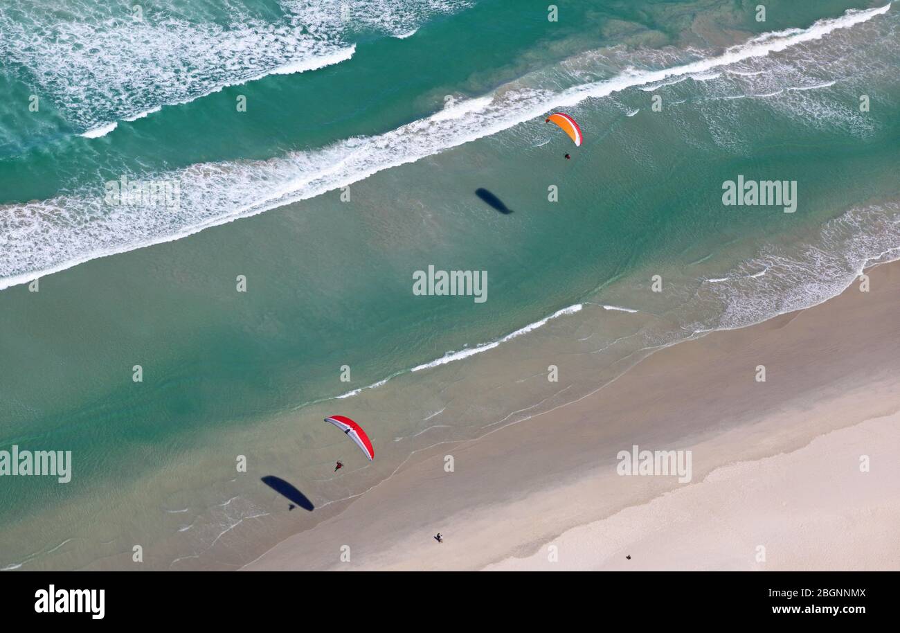 Photo aérienne de parapentes le long d'une plage Banque D'Images