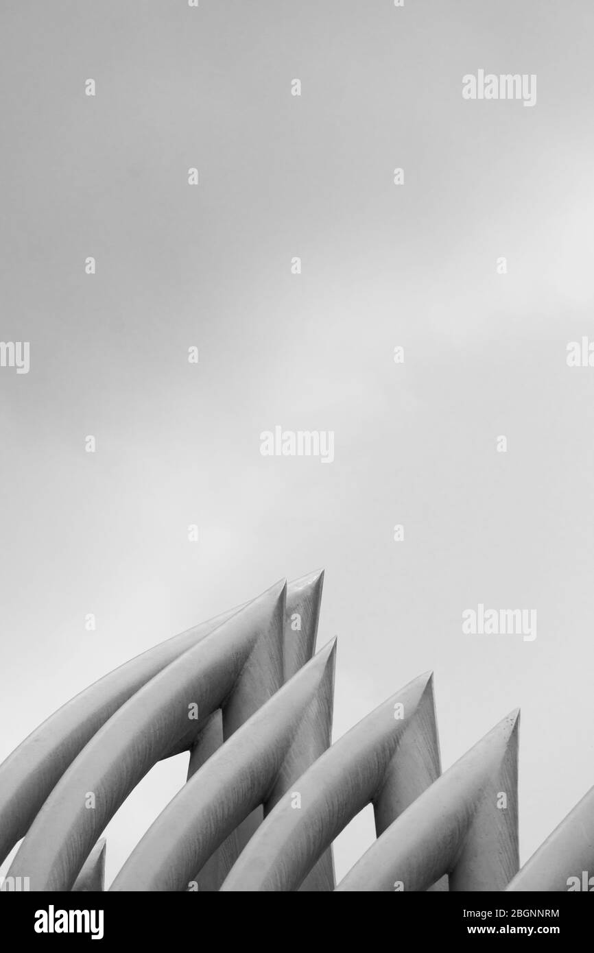 minimalisme partie montante de la ligne courbe blanche architecture ciment construction lumière et ombre arrière-plan abstrait Banque D'Images