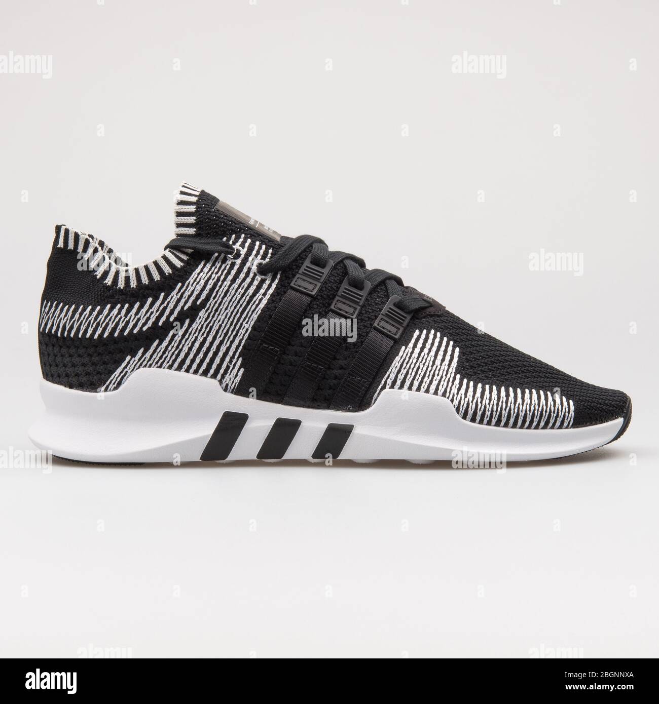 VIENNE, AUTRICHE - 16 AOÛT 2017: Adidas EQT support ADV PK sneaker noire et  blanche sur fond blanc Photo Stock - Alamy