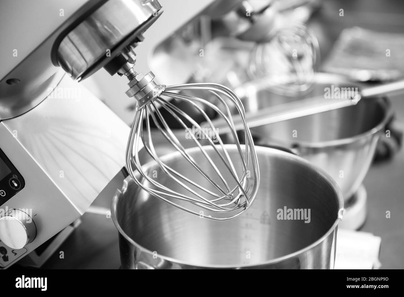 Mixeur électrique professionnel en acier pour pétrir la pâte, crème dans la cuisine du restaurant Banque D'Images