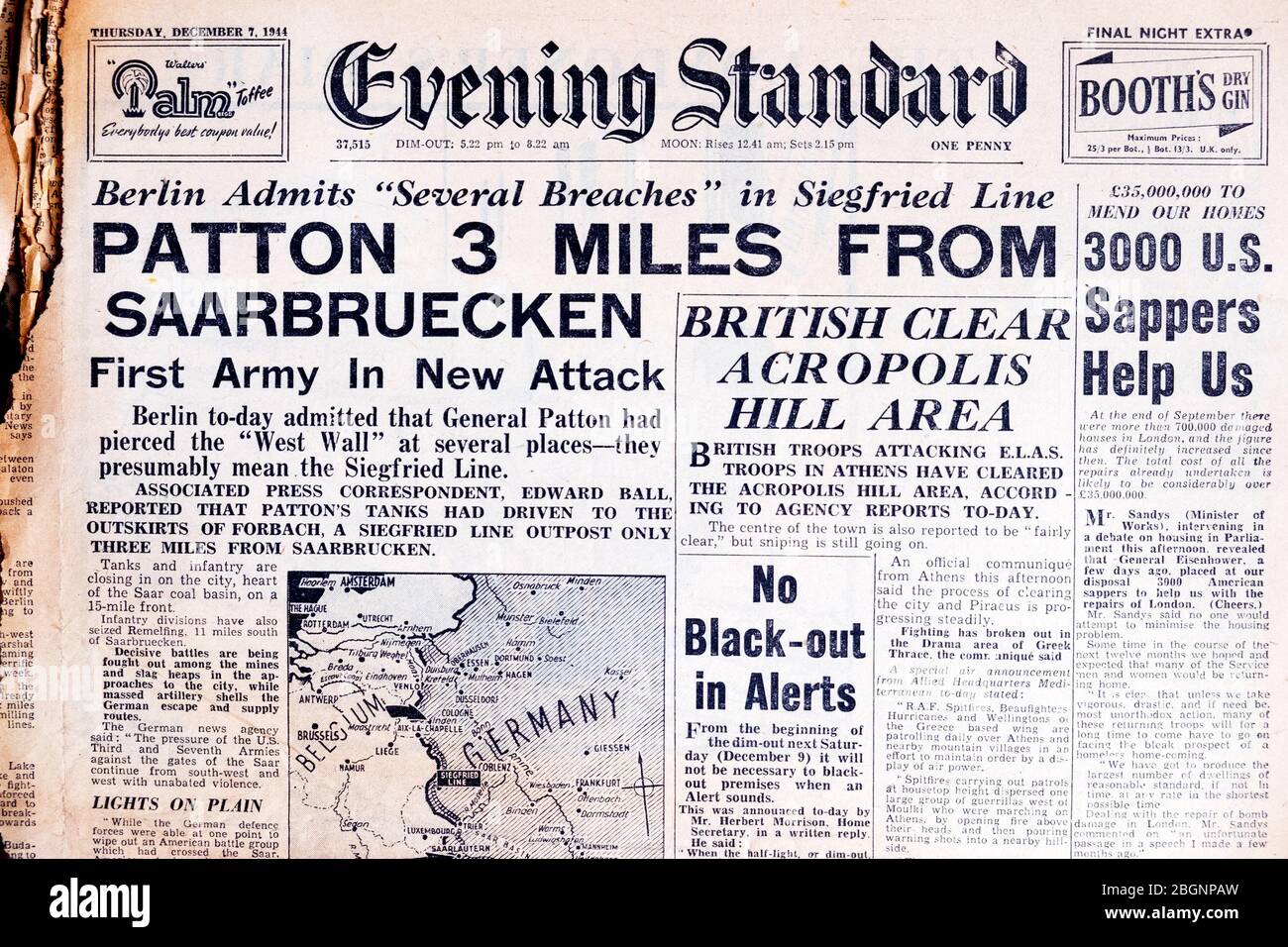 'Patton à 5 km de Saarbreucken' 'British Clear Acropolis Hill' Evening Standard WWII UK journal Headline 7 décembre 1944 Londres UK Banque D'Images