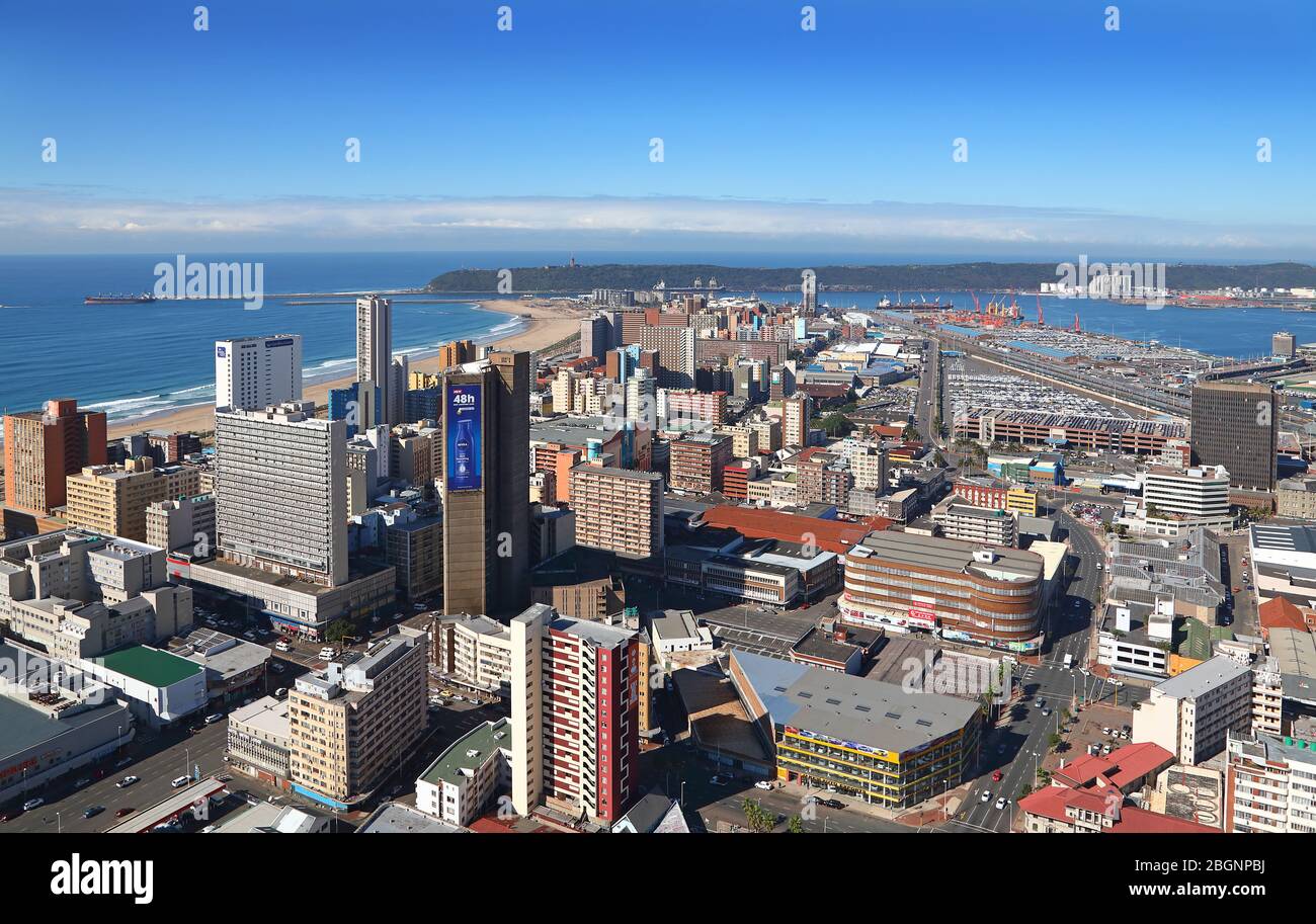 Photo aérienne de la CDB de Durban avec le port de Durban en arrière-plan Banque D'Images