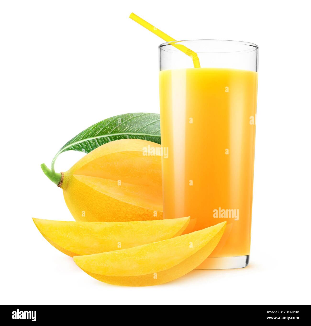 Jus de fruits isolés. Couper la mangue jaune et le verre de boisson à la mangue isolé sur fond blanc Banque D'Images