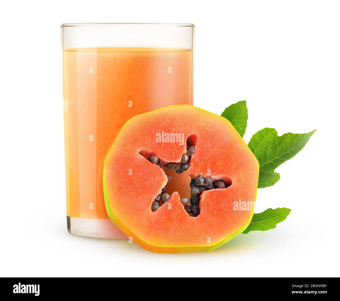 Secousse tropicale isolée. Smoothie papaye dans un verre et une tranche de fruits isolés sur fond blanc Banque D'Images