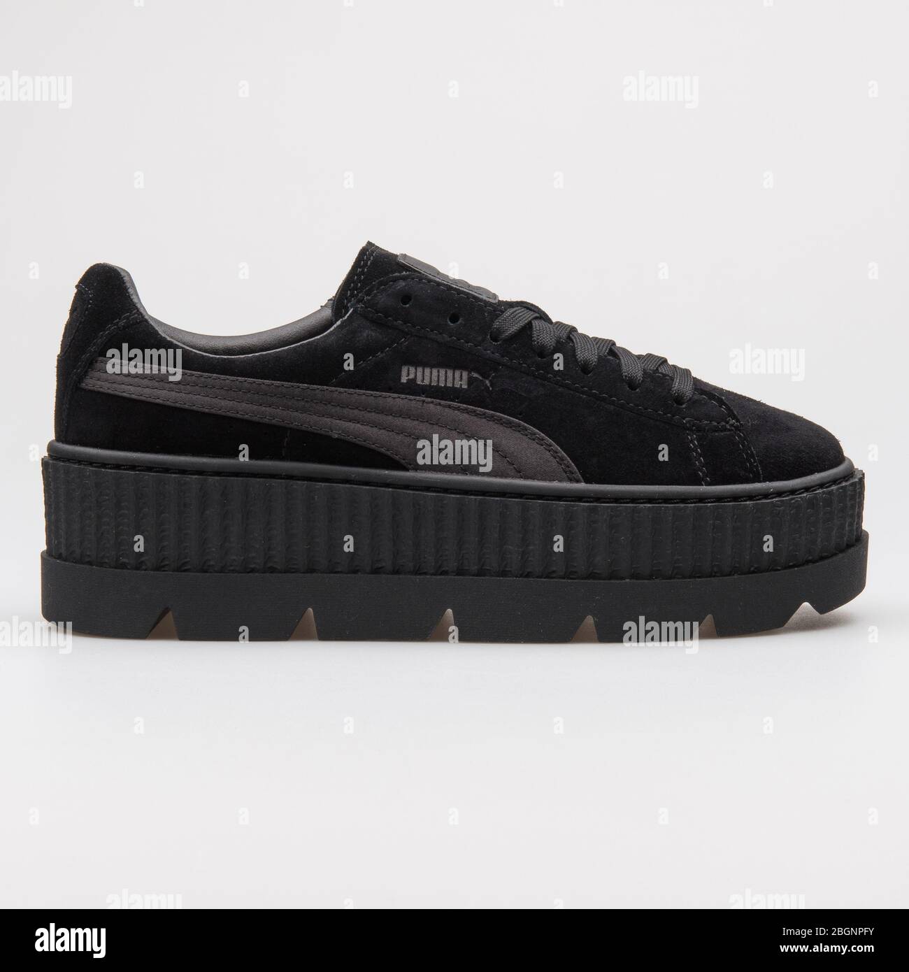 VIENNE, AUTRICHE - 22 AOÛT 2017 : Sneaker noire Puma Cleated Creeper Suede sur fond blanc. Banque D'Images