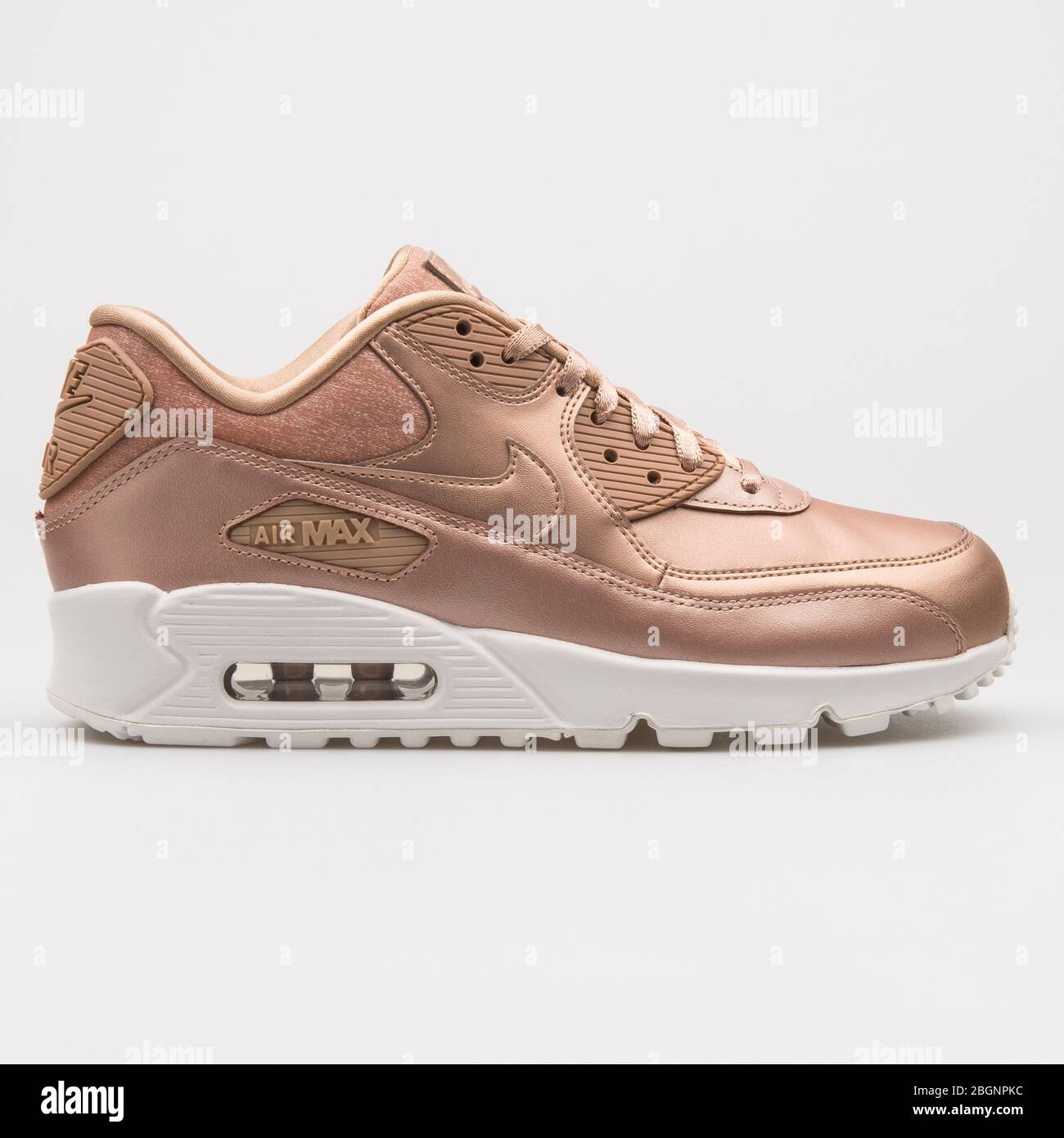 VIENNE, AUTRICHE - 22 AOÛT 2017 : sneaker Nike Air Max 90 Premium en bronze  métallique sur fond blanc Photo Stock - Alamy