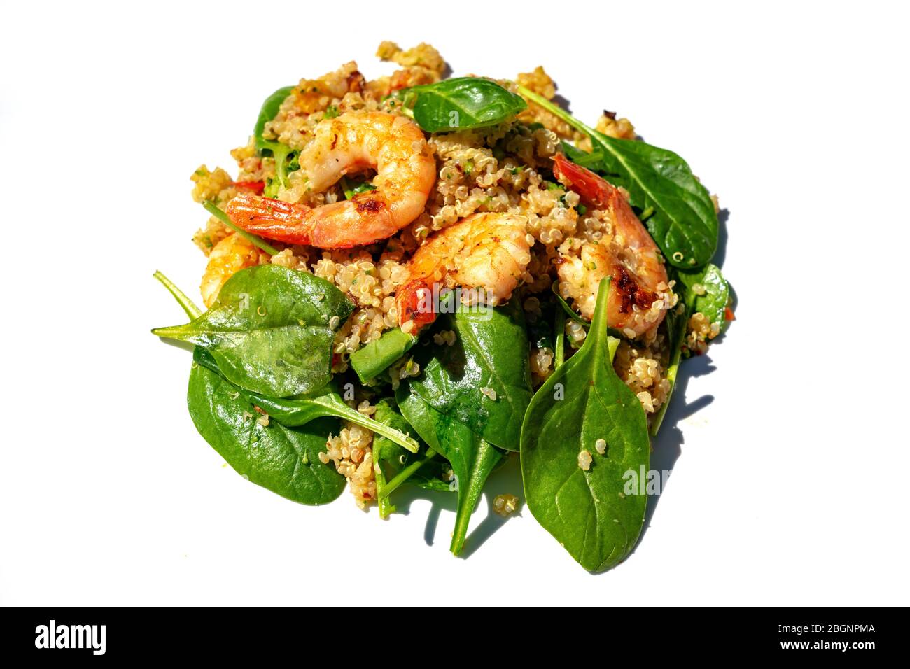 salade de quinoa aux crevettes d'épinards sur fond blanc isolé . Banque D'Images