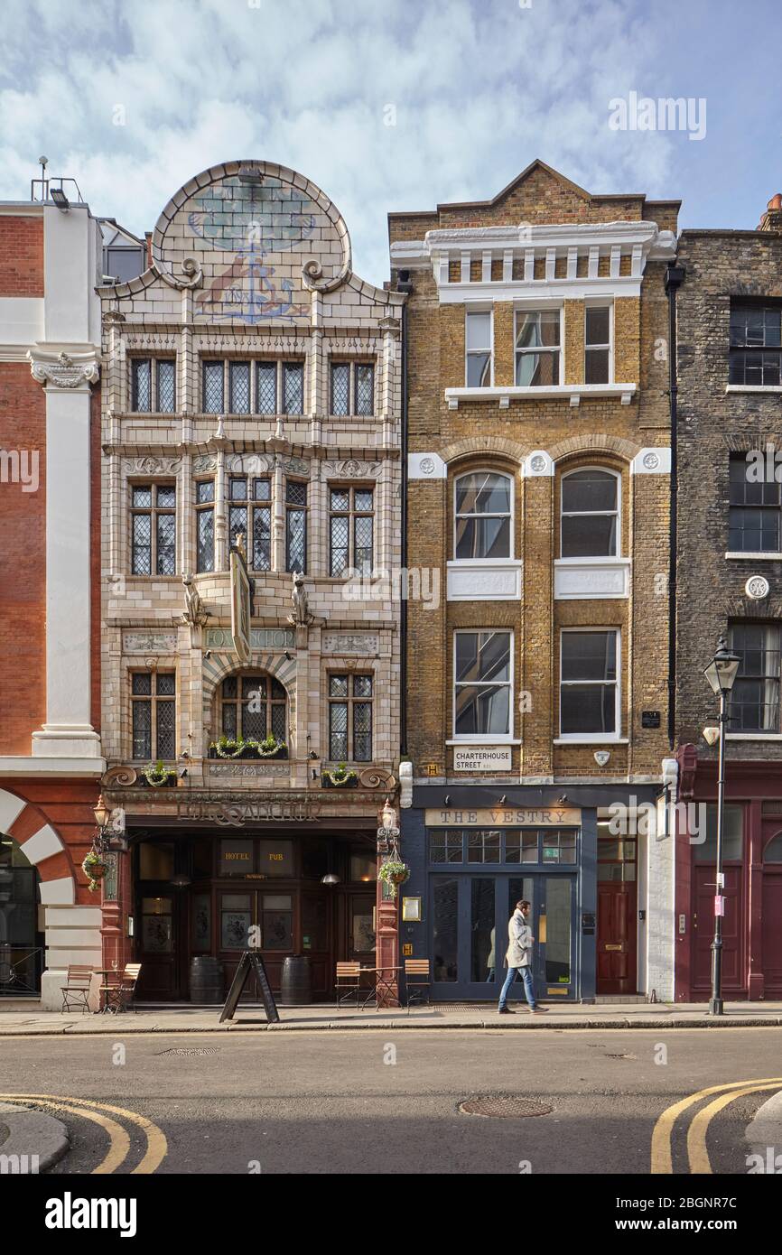 Le Fox and Anchor Pub et la Vesterie, bâtiments historiques dans la rue Charterhouse, Londres Banque D'Images