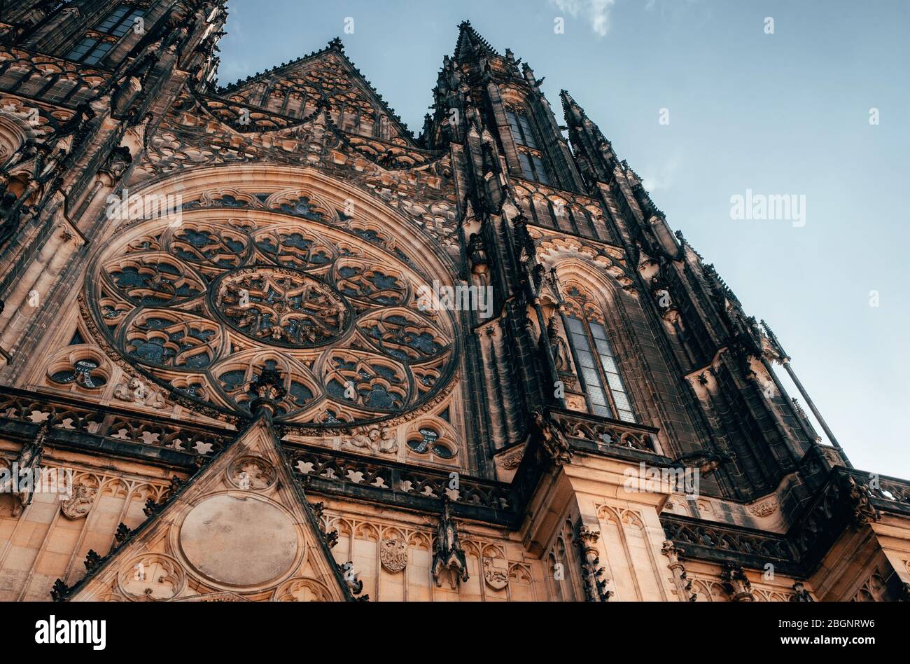 Vue magnifique sur la cathédrale gothique de capel , Monument de l'architecture néogothique du catholicisme romain allemand. L'église catholique Saint-Vitus, Venceslas et Adalber Banque D'Images