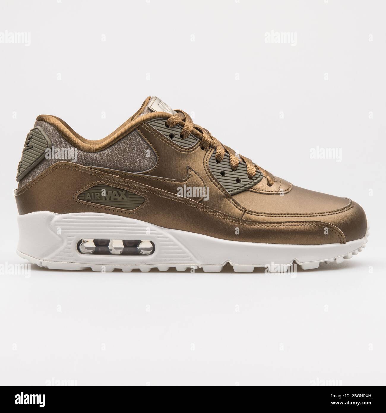 VIENNE, AUTRICHE - 24 AOÛT 2017 : sneaker Nike Air Max 90 Premium en bronze  métallique sur fond blanc Photo Stock - Alamy