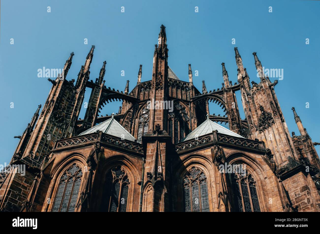 Vue magnifique sur la cathédrale gothique de capel , Monument de l'architecture néogothique du catholicisme romain allemand. L'église catholique Saint-Vitus, Venceslas et Adalber Banque D'Images