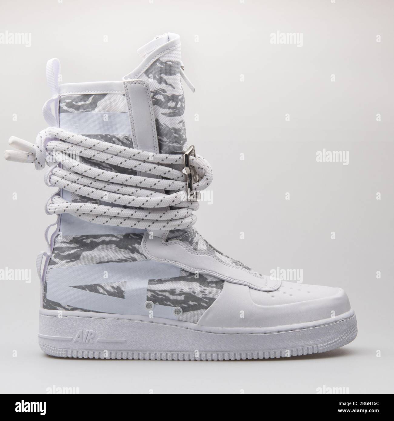 VIENNE, AUTRICHE - 24 AOÛT 2017 : sneaker Nike SF Air Force 1 High Premium  White sur fond blanc Photo Stock - Alamy
