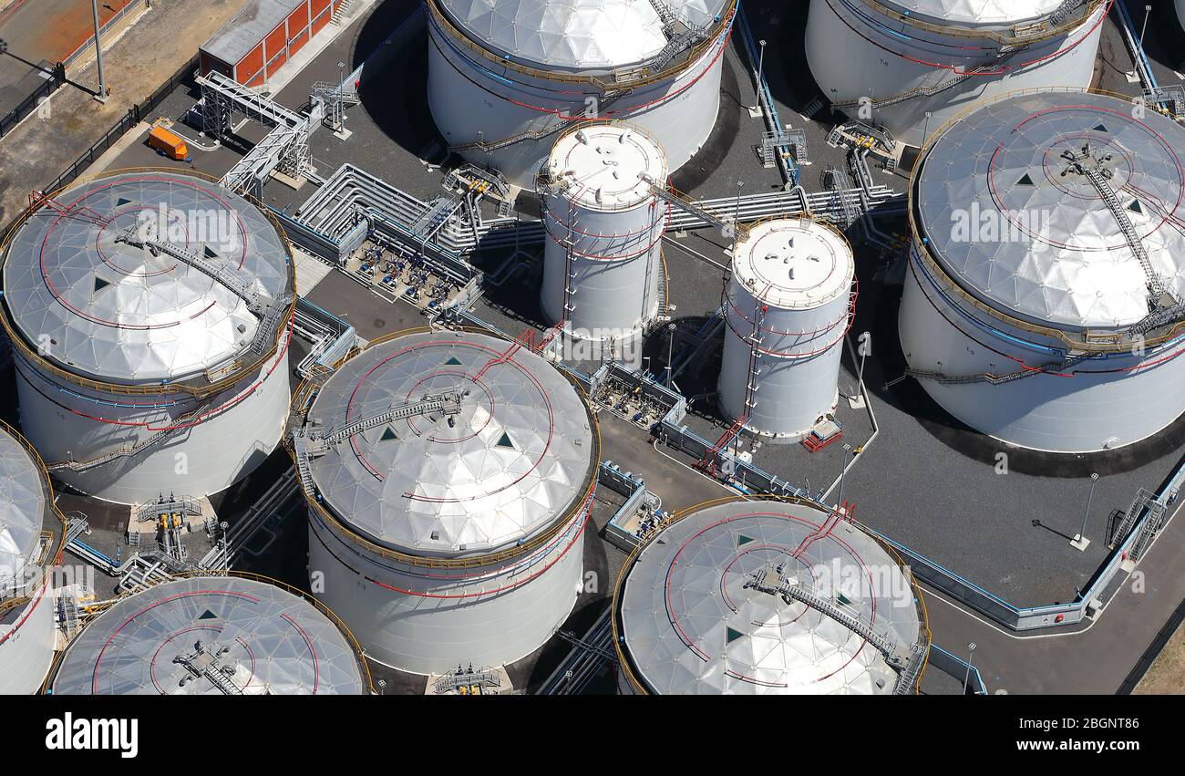 Photo aérienne de la zone de stockage de carburant à Table Bay Harbour avec Table Mountain en arrière-plan Banque D'Images