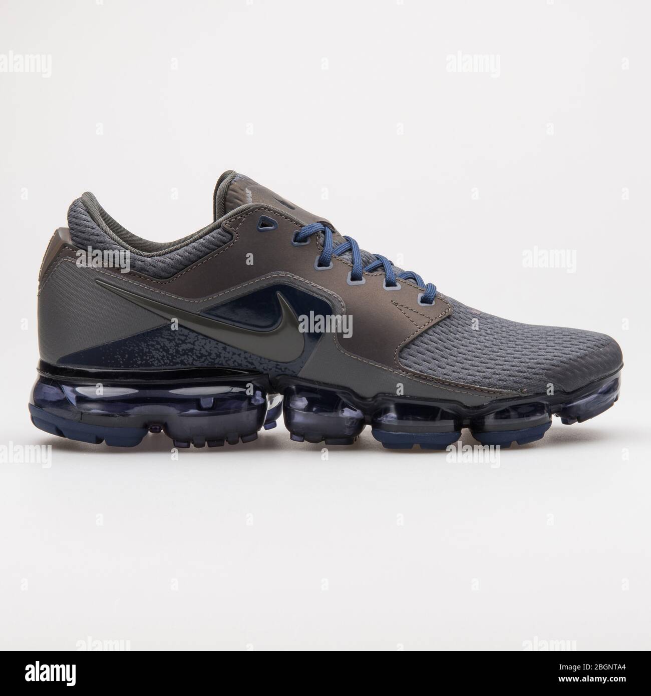 VIENNE, AUTRICHE - 24 AOÛT 2017 : sneaker Nike Air Vapormax R grise et  bleue sur fond blanc Photo Stock - Alamy