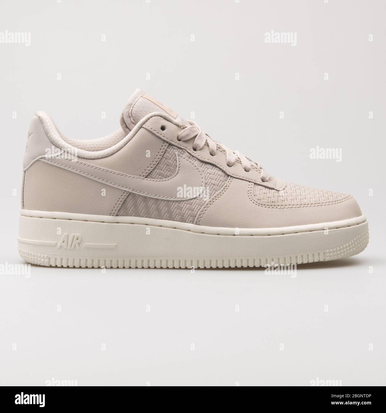VIENNE, AUTRICHE - 24 AOÛT 2017 : sneaker Nike Air Force 1 07 Pinnacle  Desert sable beige sur fond blanc Photo Stock - Alamy