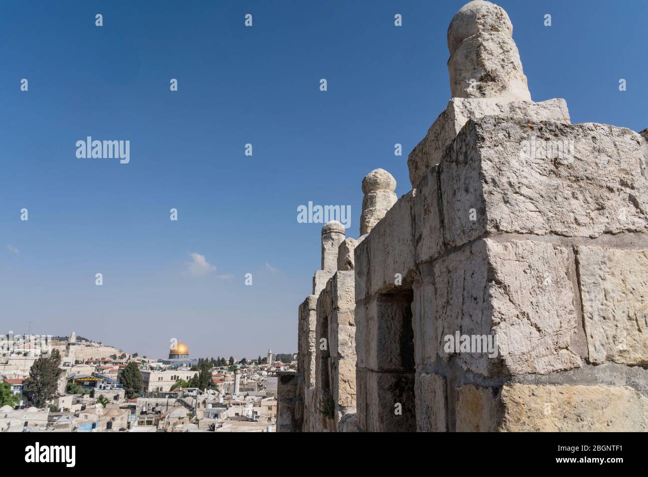 Israël, Jérusalem, vue sur le Minaret al-Ghawanima et le Dôme du Rocher depuis le rampart au-dessus de la porte de Damas, en regardant le quartier musulman de la vieille ville. La vieille ville de Jérusalem et ses murs sont classés au patrimoine mondial de l'UNESCO. En arrière-plan se trouve le Mont d'OLives. Banque D'Images