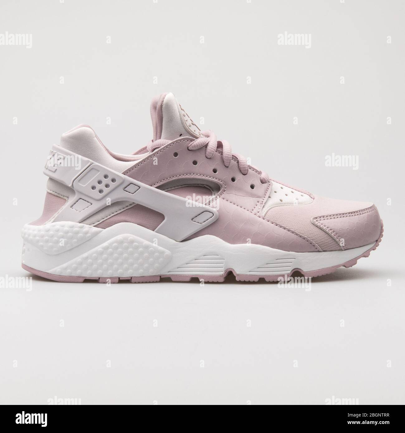 VIENNE, AUTRICHE - 29 AOÛT 2017 : Nike Air Huarache Run rose, sneaker grise  et blanche sur fond blanc Photo Stock - Alamy