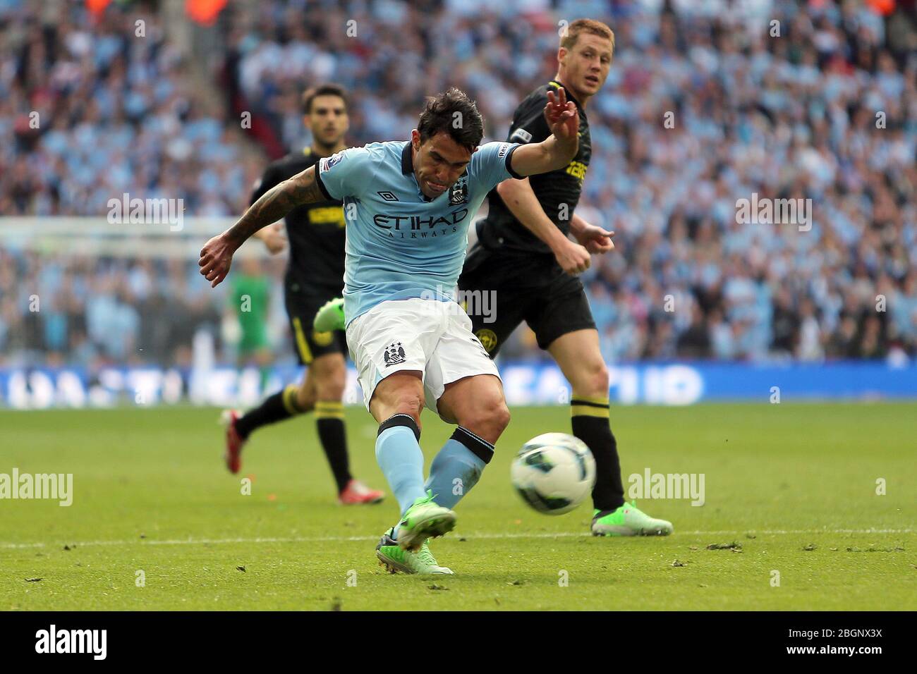 LONDRES, ANGLETERRE Carlos Tevez de Manchester City pousses lors de la coupe FA avec Budweiser final match entre Manchester City et Wigan Athletic au stade Wembley à Londres le samedi 11 mai 2013. (Crédit: Mi News) Banque D'Images