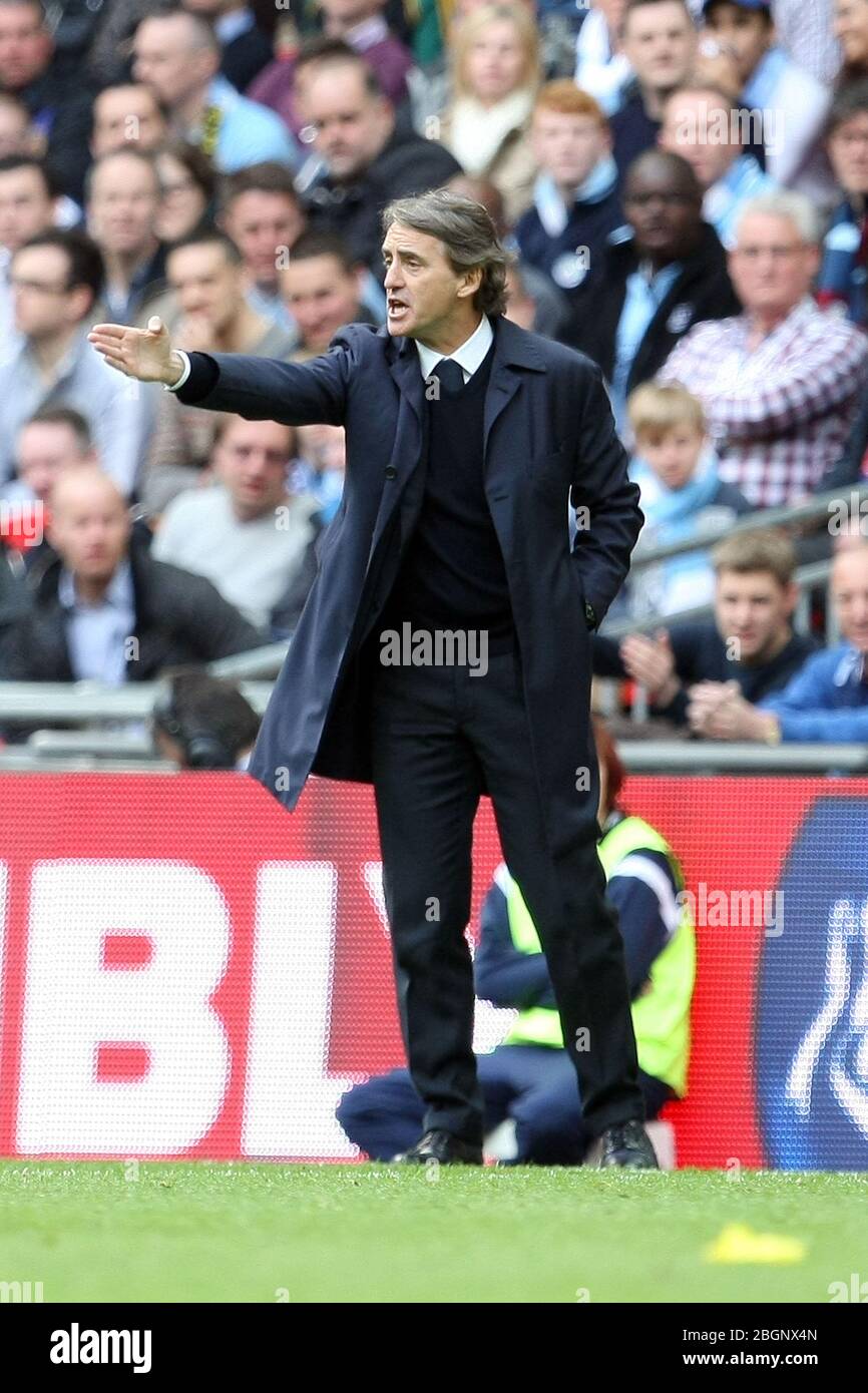 LONDRES, ANGLETERRE Manchester City Manager Roberto Mancini lors du match final de la FA Cup avec Budweiser entre Manchester City et Wigan Athletic au stade Wembley à Londres le samedi 11 mai 2013. (Crédit: Mi News) Banque D'Images