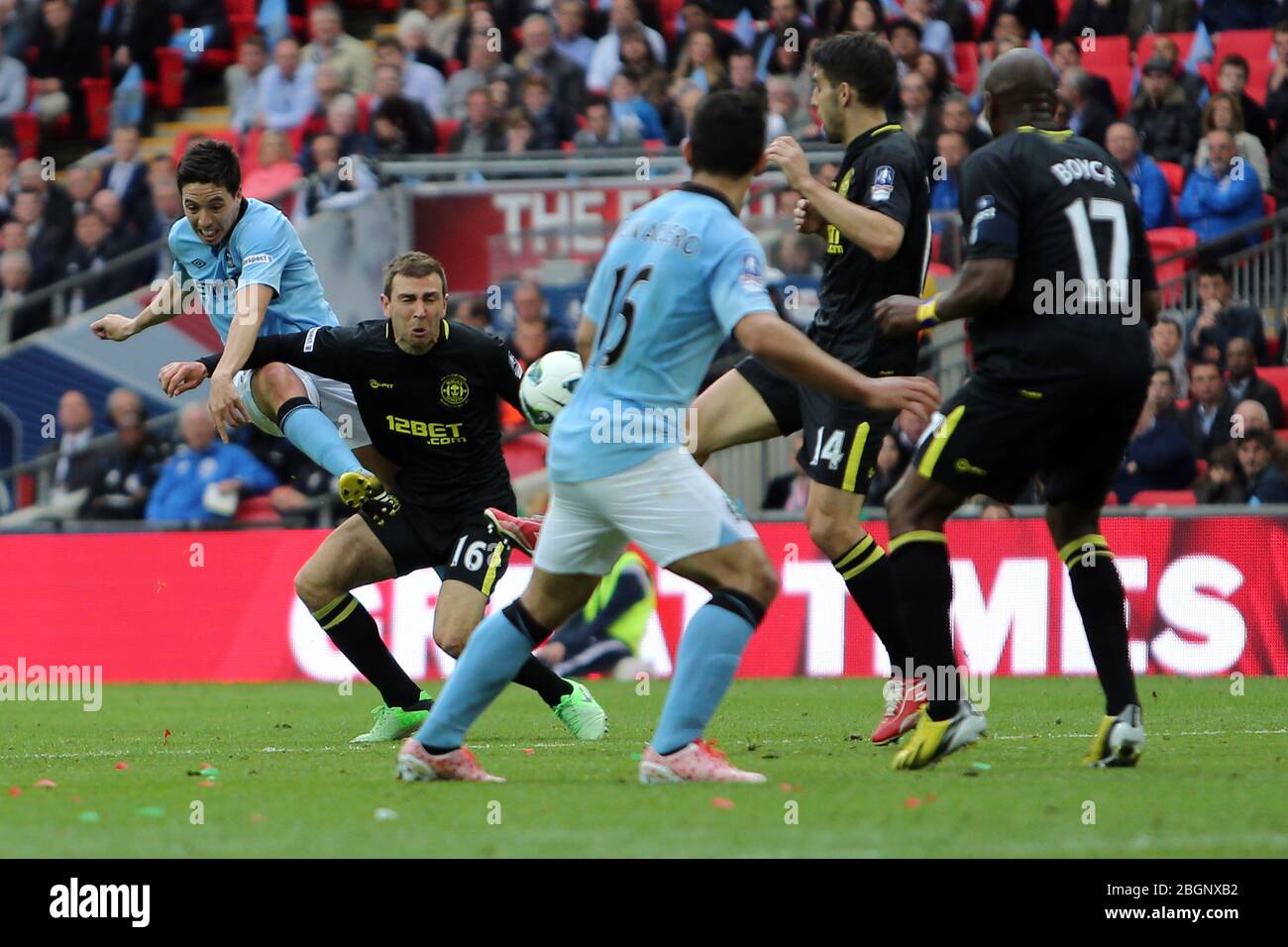 LONDRES, ANGLETERRE Samir Nasri de Manchester City pousses lors de la coupe FA avec Budweiser final match entre Manchester City et Wigan Athletic au stade Wembley à Londres le samedi 11 mai 2013. (Crédit: Mi News) Banque D'Images