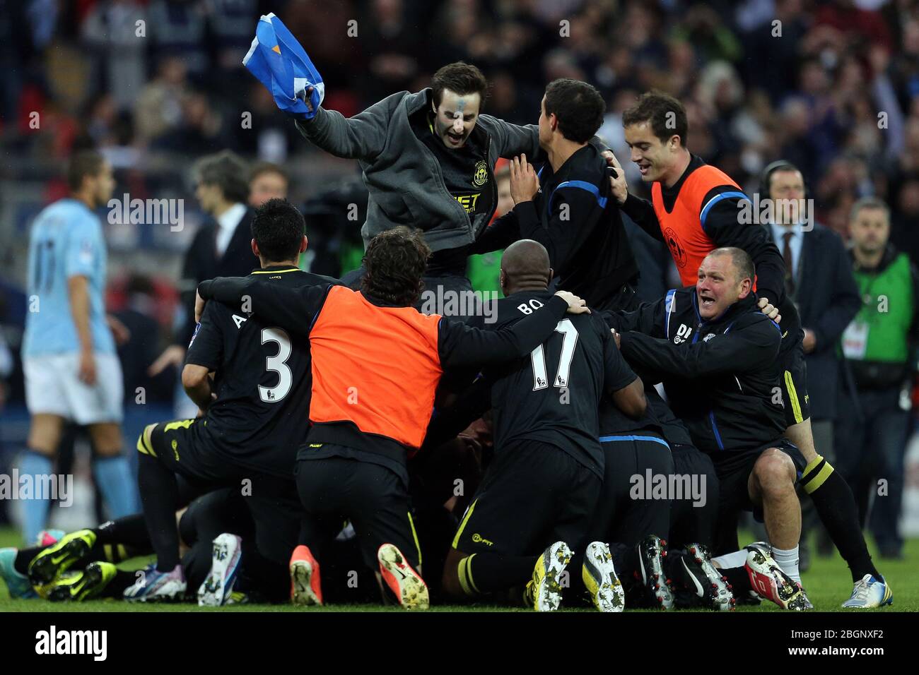 LONDRES, ANGLETERRE les joueurs de Wigan célèbrent leur victoire 1-0 après la coupe de FA avec le match final Budweiser entre Manchester City et Wigan Athletic au stade Wembley à Londres le samedi 11 mai 2013. (Crédit: Mi News) Banque D'Images