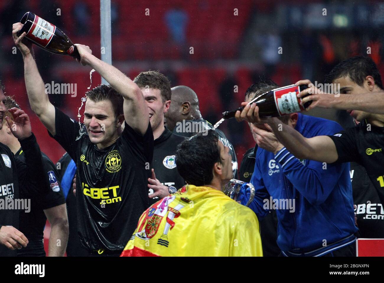 LONDRES, les joueurs d'ENGLANDWigan célèbrent leur victoire 1-0 après la coupe FA avec le match final Budweiser entre Manchester City et Wigan Athletic au stade Wembley à Londres le samedi 11 mai 2013. (Crédit: Mi News) Banque D'Images