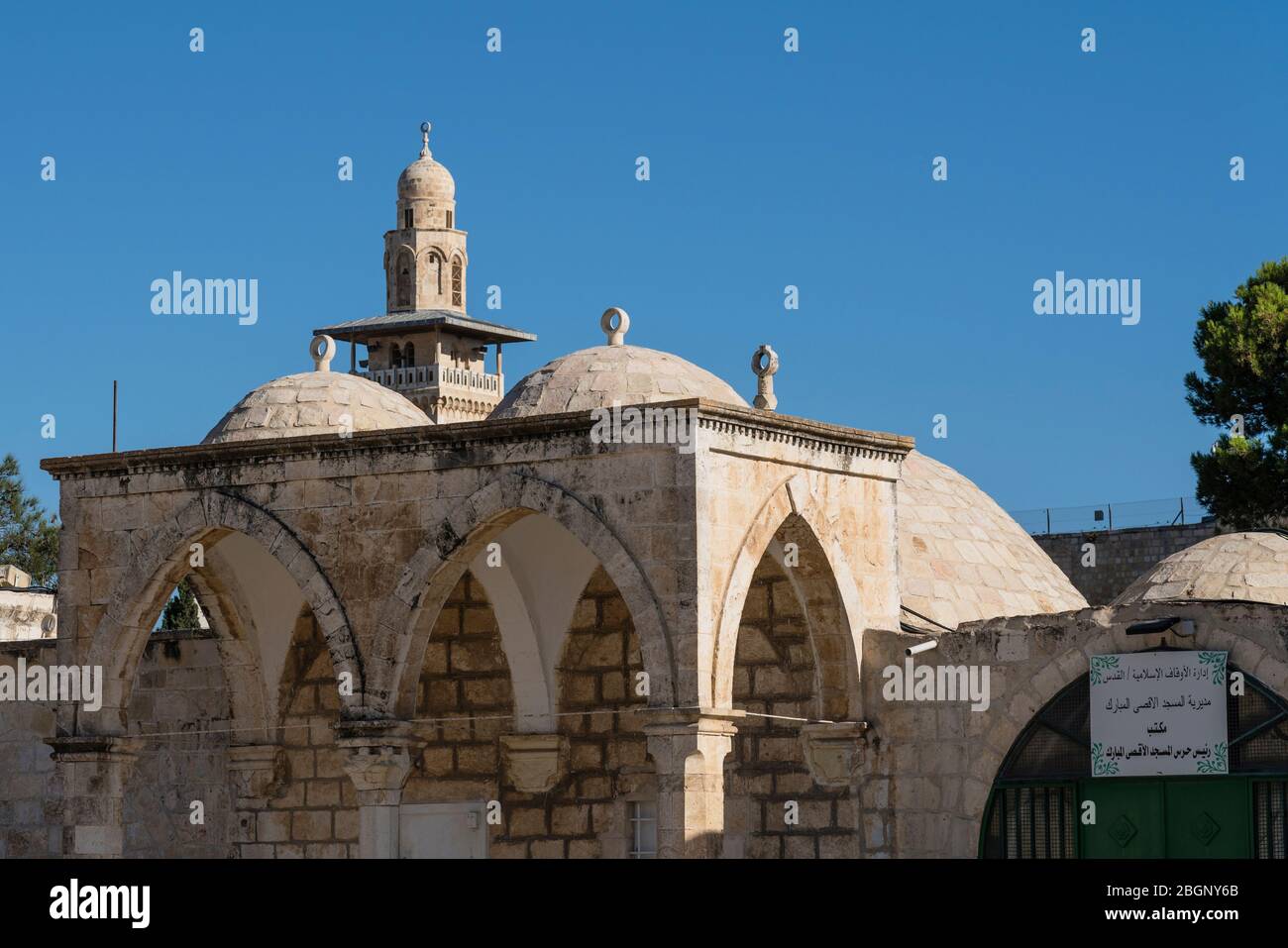Israël, Jérusalem, bâtiments à l'extrémité nord du Mont du Temple ou al-Haram ash-Sharif avec le Minaret al-Ghawanima dans le quartier musulman de la vieille ville de Jérusalem derrière. La vieille ville de Jérusalem et ses murs sont classés au patrimoine mondial de l'UNESCO. Banque D'Images