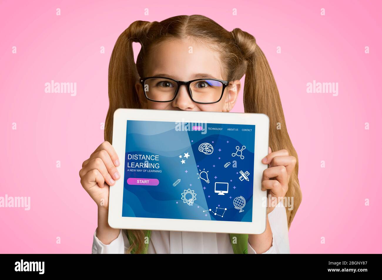 Drôle écolière montrant tablette ordinateur avec cours d'apprentissage à distance à l'écran, fond rose. Collage Banque D'Images