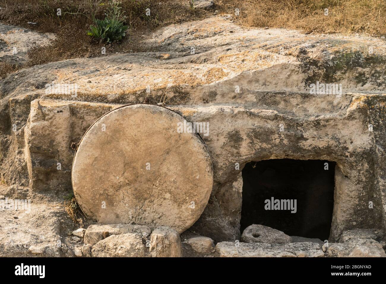 Israël, Galilée, un tombeau traditionnel du premier siècle avec une porte en pierre en roulement dans le nord d'Israël. Selon la description biblique, Jésus de Nazareth a été enterré dans un tombeau comme celui-ci. Banque D'Images