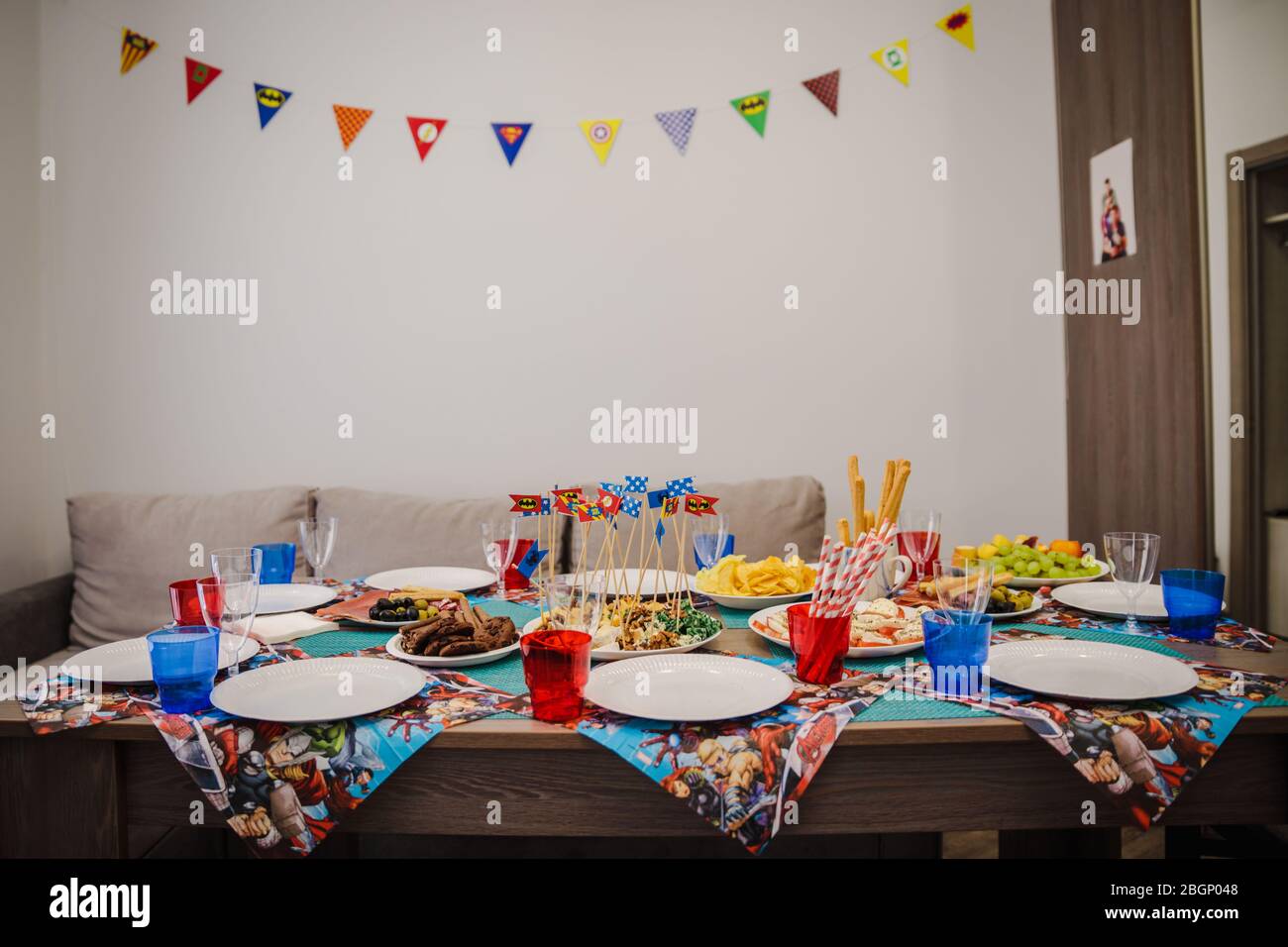 Lviv Ukraine Aout 19 Decoration Thematique De Super Heros De Fete Table Avec Decor De Bandes Dessinees Marvel Pour Des Idees De Fete D Anniversaire Celebration Photo Stock Alamy
