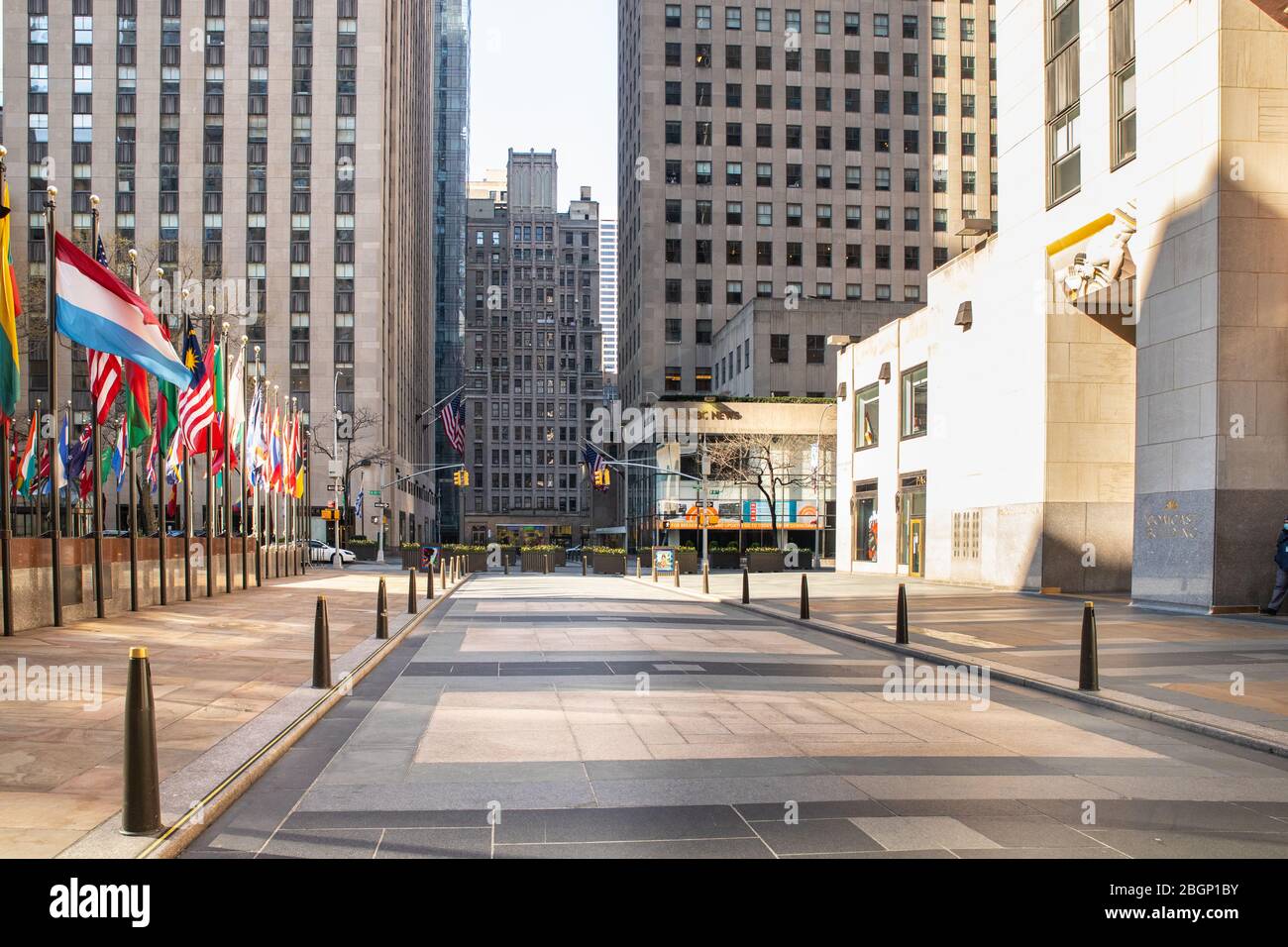 NEW YORK CITY, États-Unis - 18 AVRIL 2020: Vue sur la Rockefeller Plaza vide dans le centre de Manhattan, à New York City pendant le mondial Covid-19 Coronavirus C Banque D'Images
