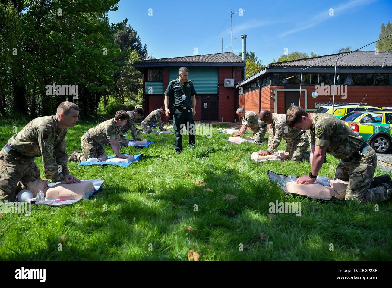 Le personnel militaire du premier Bataillon, Royal Welsh apprend le soutien de base à la vie lorsqu'il participe à une formation d'induction de pilotes d'ambulance militaire à la gare d'Ambulance de Taunton, à Taunton, dans le Somerset, pour soutenir South West Ambulance Service Trust (SWAST) dans la bataille contre COVID-19. Banque D'Images