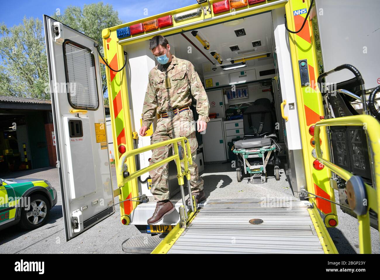 Le personnel militaire du premier Bataillon, Royal Welsh, est montré à l'arrière d'une ambulance lors de la familiarisation avec les véhicules, en participant à l'entraînement d'induction des pilotes d'ambulance militaire à la gare d'Ambulance de Taunton, à Taunton, Somerset, pour soutenir South West Ambulance Service Trust (SWAST) dans la bataille contre COVID-19. Banque D'Images