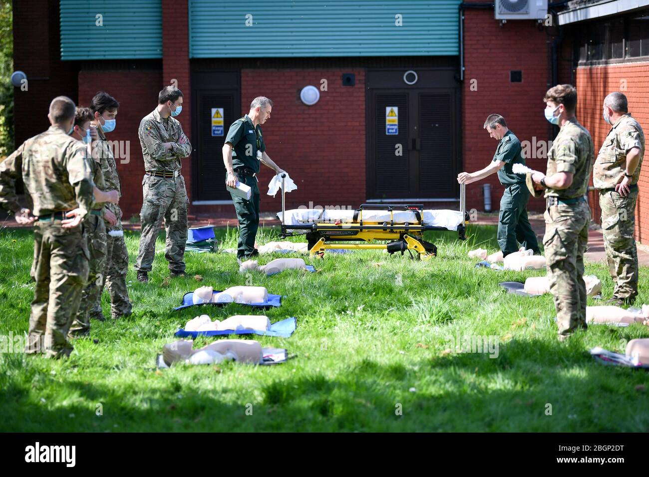 Le personnel militaire du premier Bataillon, Royal Welsh Watch en tant qu'officiers de l'apprentissage et du développement enseignent le soutien à la vie de base lorsqu'ils participent à l'entraînement d'induction des pilotes d'ambulance militaire à la gare d'Ambulance de Taunton, à Taunton, Somerset, pour soutenir South West Ambulance Service Trust (SWAST) dans la bataille contre COVID-19. Banque D'Images
