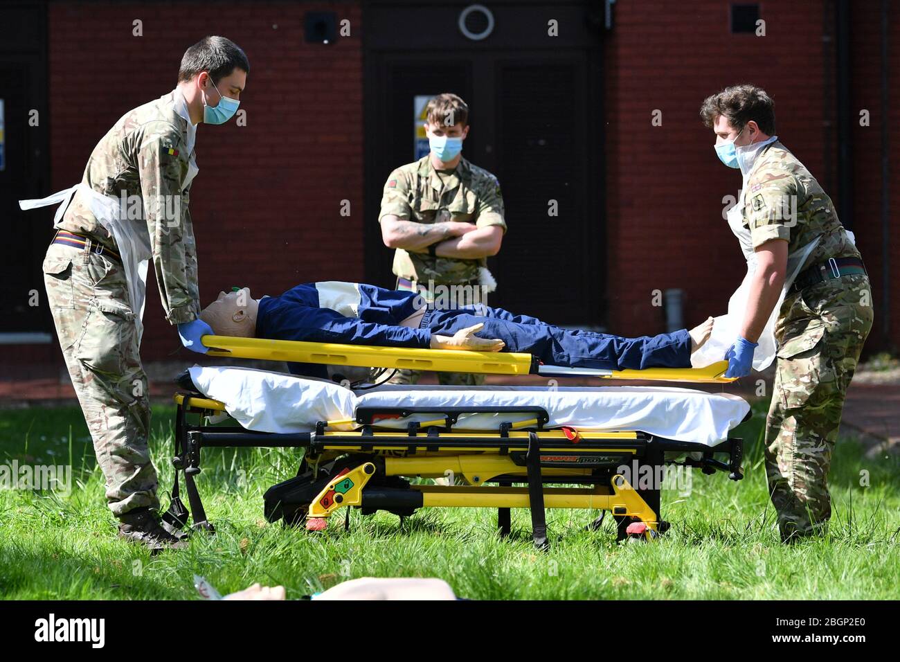 Le personnel militaire du premier Bataillon, Royal Welsh apprend le soutien de base à la vie lorsqu'il participe à une formation d'induction de pilotes d'ambulance militaire à la gare d'Ambulance de Taunton, à Taunton, dans le Somerset, pour soutenir South West Ambulance Service Trust (SWAST) dans la bataille contre COVID-19. Banque D'Images