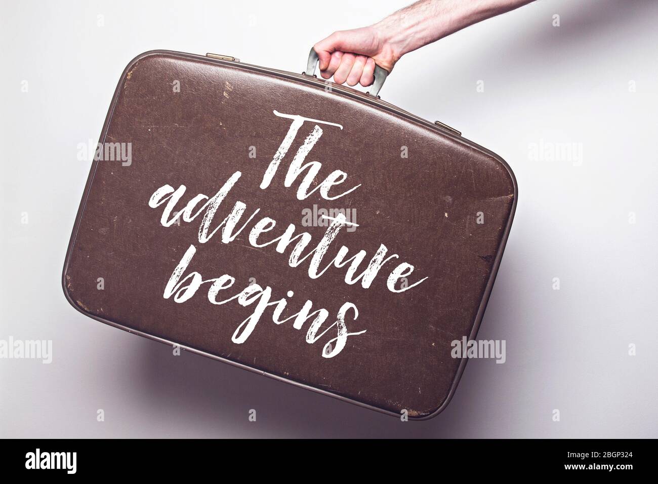 L'aventure commence le message sur une valise de voyage vintage Banque D'Images