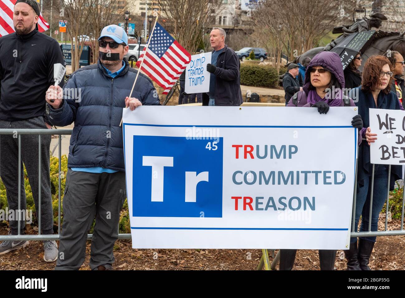 CHARLOTTE, CAROLINE DU NORD/États-Unis - 7 février 2020 : les manifestants de Trump attendent la visite du président à Charlotte, en Caroline du Nord, le 7 février 2020 Banque D'Images