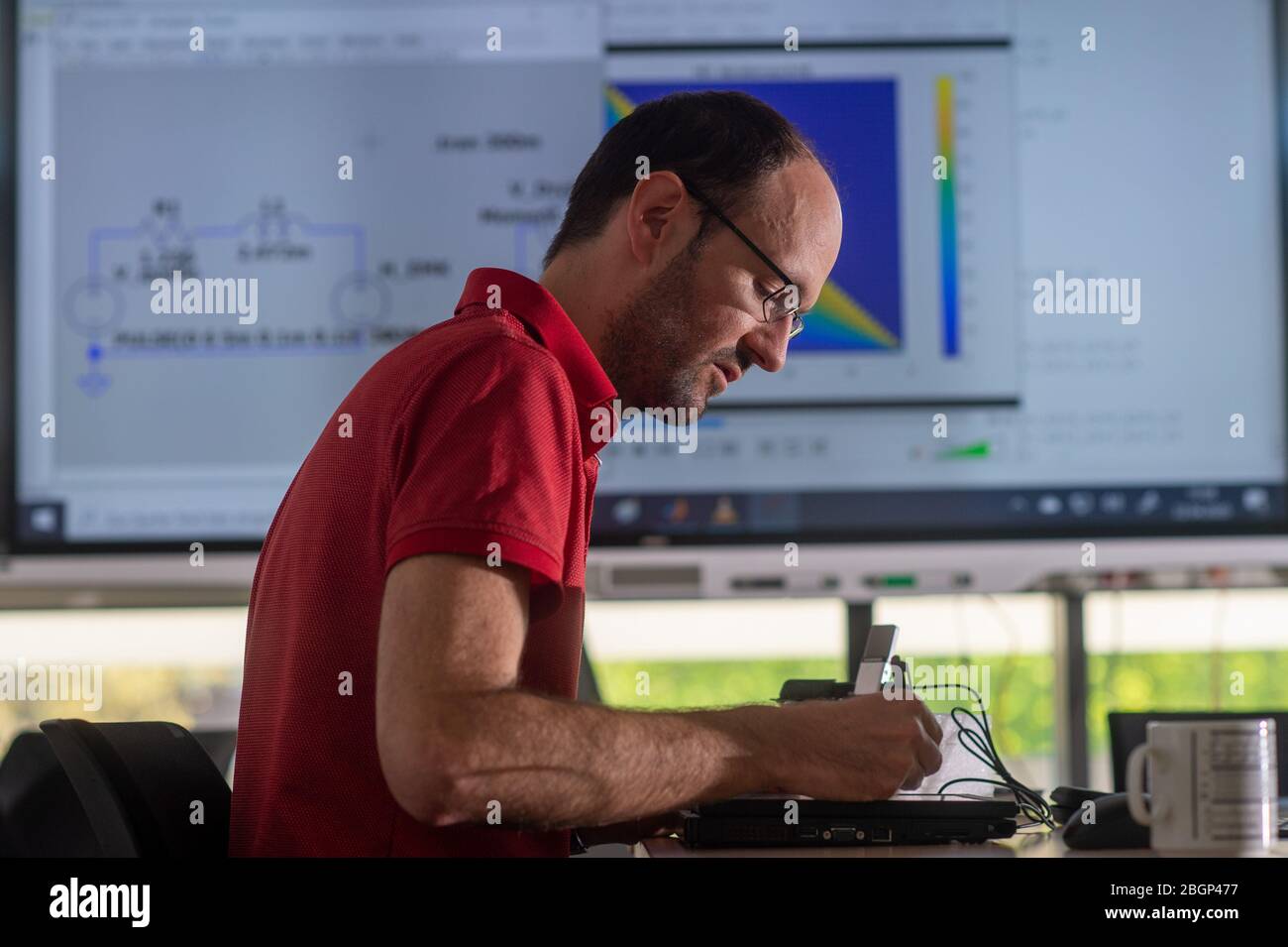 22 avril 2020, Saxe-Anhalt, Magdeburg: Mathias Magdowski, associé de recherche de la Faculté de génie électrique et de technologie de l'information de l'Université Otto-von-Guericke, est assis seul dans un laboratoire de l'institut et enregistre une vidéo d'enseignement pour le cours de maîtrise "analyse et calcul des structures électriques". En raison de la propagation du virus corona, les élèves ne sont pas autorisés à assister à des cours en classe. Par conséquent, les leçons sont maintenant enregistrées et publiées sur Internet. Le semestre d'été 2020 sera principalement en ligne. Conférences de présence dans les laboratoires ou p Banque D'Images