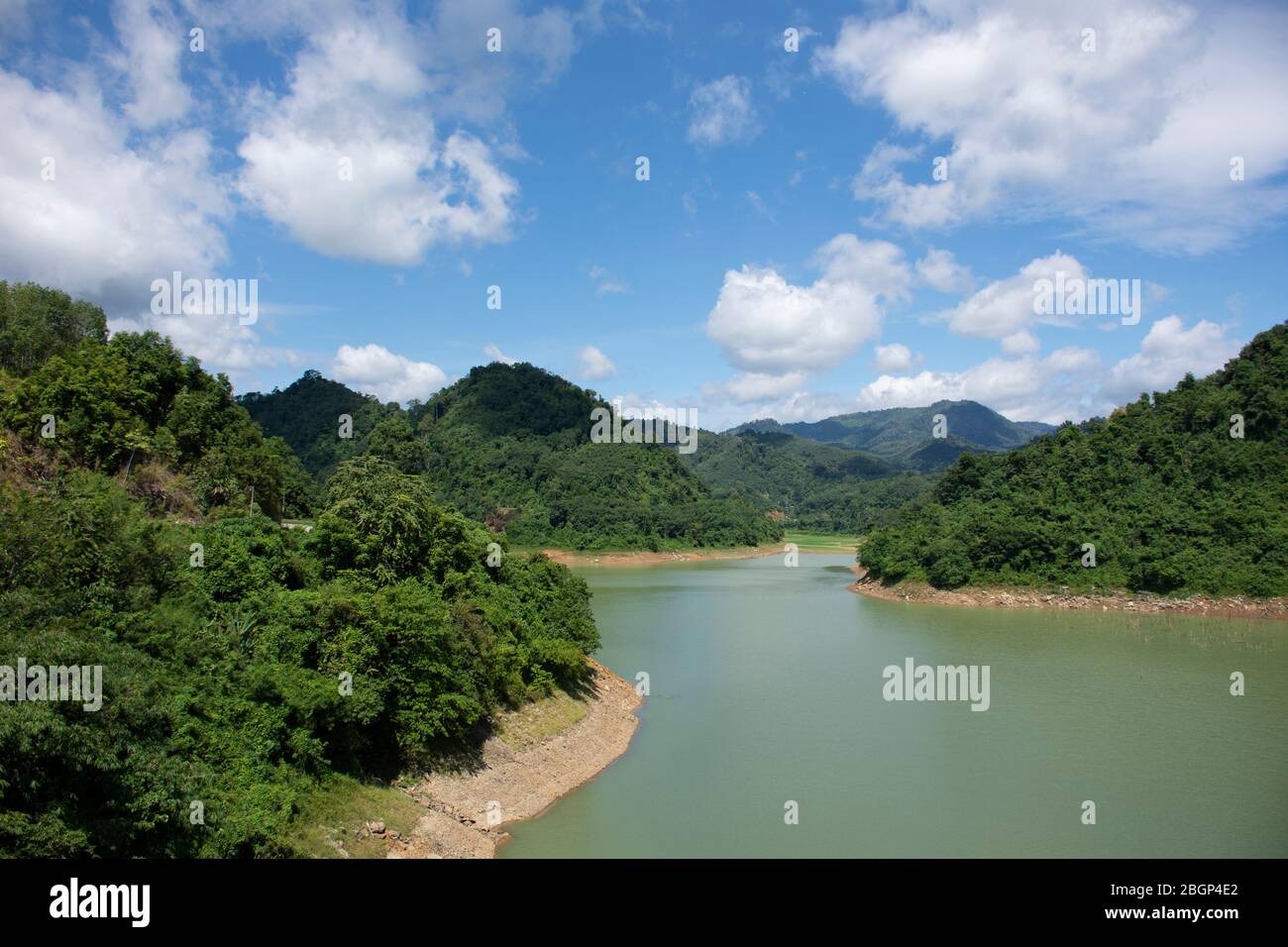 Vue sur le paysage du réservoir Bang Lang et du barrage Pattani avec montagne et forêt dans le district de Bannang SATA, dans la province de Yala, Thaïlande Banque D'Images